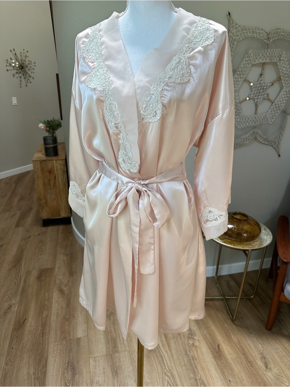 Vintage intimate concepts by terry Russo satin short robe with lace details
